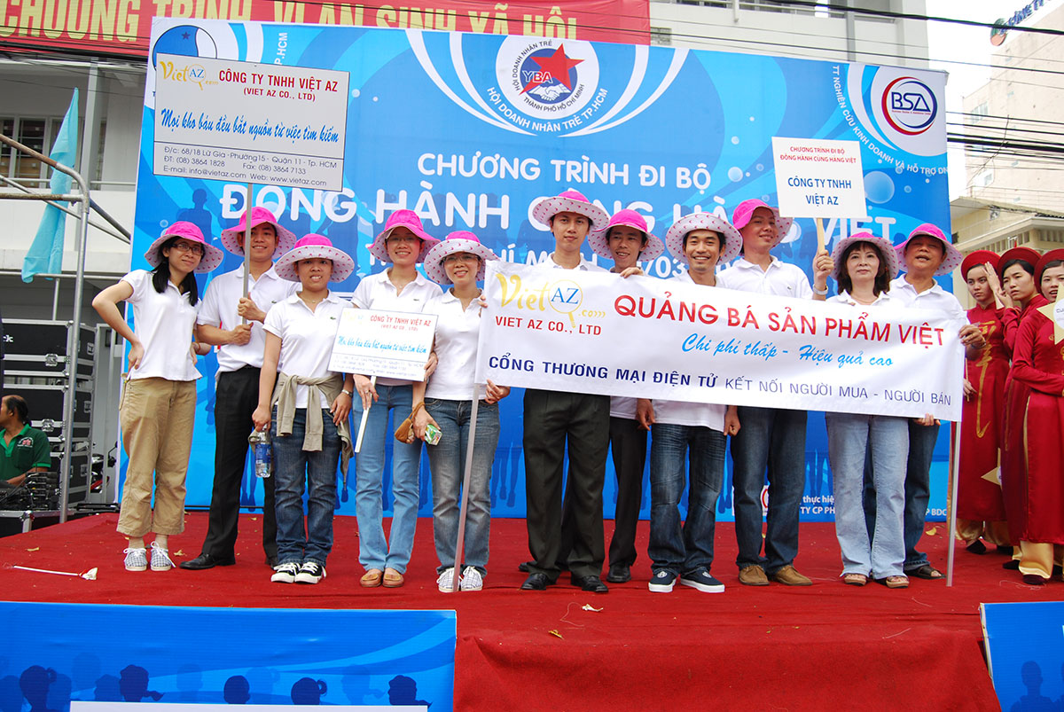 Việt AZ đi bộ đồng hành cùng hàng Việt